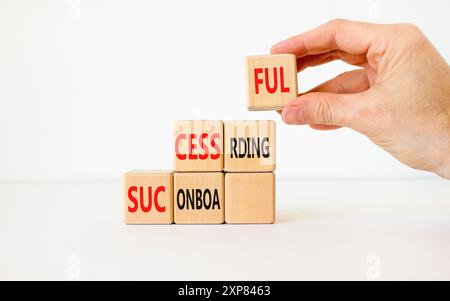 Simbolo di inserimento riuscito. Concetto di successo onboarding su cubi di legno. Splendido sfondo bianco. Mano d'affari. Business di successo Foto Stock