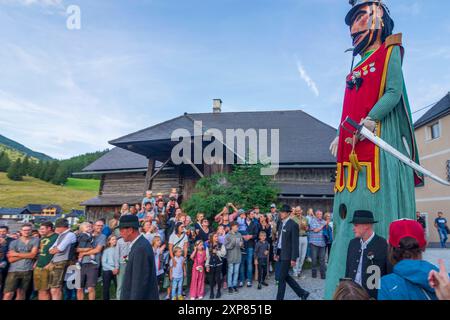 eve of Oswaldisonntag Oswald Sunday Parade Tattoo with the Sansone figure and band in Krakaudorf Krakau Murtal Steiermark, Stiria Austria Foto Stock