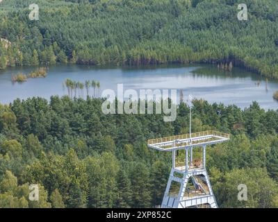 Sabbia sommersa con acqua limpida. Lake District, inondazione di pozzi a causa dei danni alle miniere di Pomorzany a Olkusz, vista aerea dei droni Foto Stock