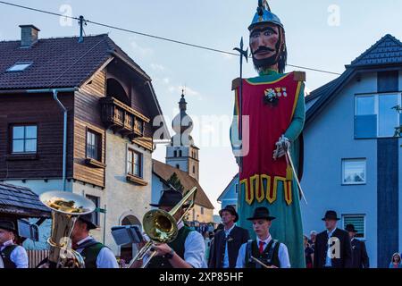 eve of Oswaldisonntag Oswald Sunday Parade Tattoo with the Sansone figure and band in Krakaudorf Krakau Murtal Steiermark, Stiria Austria Foto Stock