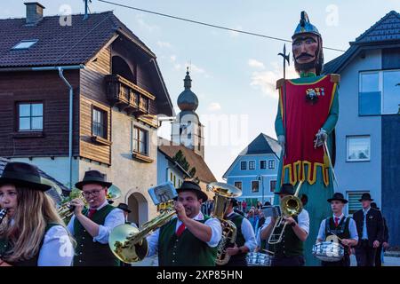 eve of Oswaldisonntag Oswald Sunday Parade Tattoo with the Sansone figure and band in Krakaudorf Krakau Murtal Steiermark, Stiria Austria Foto Stock