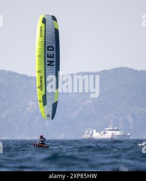 MARSIGLIA - Annelous Lammerts kitefoiling durante le gare di apertura ai Giochi Olimpici. Kitefoiling è un nuovo sport ai Giochi. LEVIGATRICE ANP KONING Foto Stock