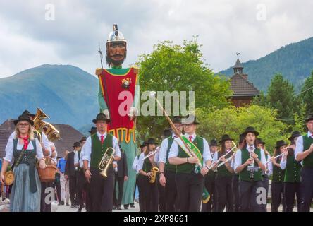 eve of Oswaldisonntag Oswald Sunday Parade Tattoo with the Sansone figure and band in Krakaudorf Krakau Murtal Steiermark, Stiria Austria Foto Stock