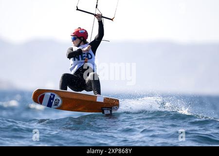 MARSIGLIA - Annelous Lammerts kitefoiling durante le gare di apertura ai Giochi Olimpici. Kitefoiling è un nuovo sport ai Giochi. LEVIGATRICE ANP KONING Foto Stock