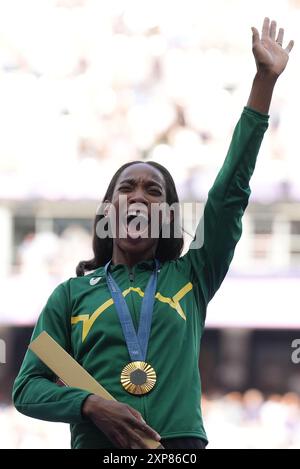 Parigi, Francia. 4 agosto 2024. La medaglia d'oro Thea Lafond di Dominica reagisce durante la cerimonia di vittoria del salto triplo femminile ai Giochi Olimpici di Parigi 2024 a Parigi, Francia, 4 agosto 2024. Crediti: Sun Fei/Xinhua/Alamy Live News Foto Stock