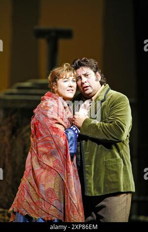 Katie Van Kooten (Mimi), Marcelo Alvarez (Rodolfo) ne LA BOHEME alla Royal Opera, Covent Garden Londra WC2 23/10/2006 musica: Giacomo Puccini libretto: Luigi Illica e Giuseppe Giacosa direttore: Philippe Jordan design: Julia Trevelyan Oman illuminazione originale: John Bundy direttore: John Copley Foto Stock