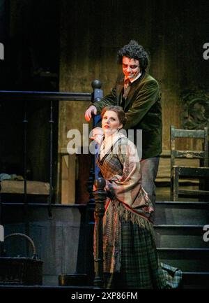 Maija Kovalevska (Mimi), Rolando Villazon (Rodolfo) ne LA BOHEME alla Royal Opera, Covent Garden Londra WC2 17/12/2012 musica: Giacomo Puccini libretto: Luigi Illica e Giuseppe Giacosa direttore: Mark Elder design: Julia Trevelyan Oman illuminazione: John Charlton direttore: John Copley Foto Stock