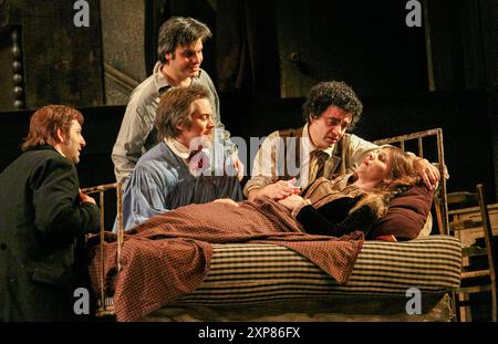 l-r: David Bizic (Schaunard), (posteriore) Nahuel di Pierro (colline), Audun Iversen (Marcello), Rolando Villazon (Rodolfo), Maija Kovalevska (Mimi) ne LA BOHEME alla Royal Opera, Covent Garden Londra WC2 17/12/2012 musica: Giacomo Puccini libretto: Luigi Illica e Giuseppe Giacosa direttore: Mark Elder design: Julia Trevelyan Olton: John Charlman illuminazione: John Copley Foto Stock