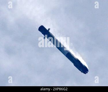 Un razzo Falcon 9 SpaceX ritorna nella Landing zone 1 dopo aver lanciato la navicella Northrop Grumman Cygnus per la NASA al Kennedy Space Center, Florida, domenica 4 agosto 2024. Foto di Joe Marino/UPI credito: UPI/Alamy Live News Foto Stock