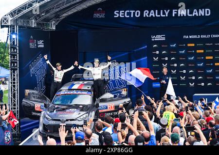 Il pilota Sebastien Ogier e il co-pilota Vincent Landais, festeggiano il podio finale, durante il FIA World Rally Championship WRC secto Rally Finland 2024 04 agosto Jyvaskyla, Finlandia Foto Stock