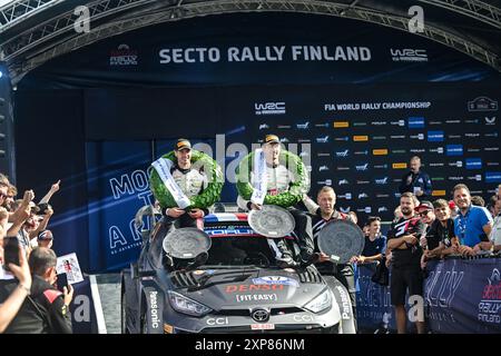 Il pilota Sebastien Ogier e il co-pilota Vincent Landais del Team Toyota Gazoo Racing WRT, Toyota GR Yaris Rally1 Hybrid, festeggiano il podio finale, durante il FIA World Rally Championship WRC secto Rally Finlandia 2024 04 agosto Jyvaskyla, Finlandia Foto Stock