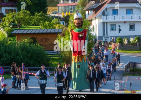 Cracovia: vigilia di Oswaldisonntag (domenica di Oswald) sfilata tatuaggio con la figura e la banda di Sansone a Krakaudorf a Murtal, Steiermark, Stiria, Austria Foto Stock