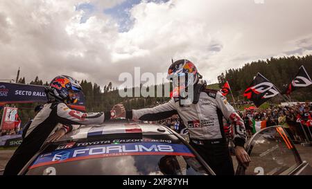 Il pilota Sebastien Ogier e il co-pilota Vincent Landais del Team Toyota Gazoo Racing WRT, Toyota GR Yaris Rally1 Hybrid, festeggiano la vittoria, durante il FIA World Rally Championship WRC secto Rally Finlandia 2024 04 agosto Jyvaskyla, Finlandia Foto Stock