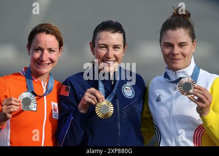 Parigi, Francia. 4 agosto 2024. Olimpiadi, Parigi 2024, ciclismo, corsa su strada, donne, Kristen Faulkner (M, oro) dagli Stati Uniti vince davanti a Marianne Vos (l) dai Paesi Bassi e Lotte Kopecky dal Belgio. Crediti: Jan Woitas/dpa/Alamy Live News Foto Stock