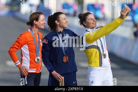 Parigi, Francia. 4 agosto 2024. Olimpiadi, Parigi 2024, ciclismo, corsa su strada, donne, Kristen Faulkner (M, oro) dagli Stati Uniti vince davanti a Marianne Vos (l) dai Paesi Bassi e Lotte Kopecky dal Belgio. Crediti: Jan Woitas/dpa/Alamy Live News Foto Stock