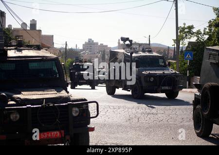 Le forze dell'esercito israeliano circondano e razziano la casa di Ammar Odeh a Salfit, nella parte settentrionale della Cisgiordania, le forze dell'esercito israeliano circondano e razziano la casa di Ammar Odeh a Salfit, nella parte settentrionale della Cisgiordania, il 4 agosto 2024. L'autore dell'attacco nell'area di Holon vicino a Tel Aviv. Foto di Mohammed Nasser apaimages Salfit Cisgiordania territorio palestinese 040824 Salfit MN 0015 Copyright: XapaimagesxMohammedxNasserxxapaimagesx Foto Stock