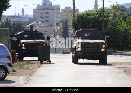 Le forze dell'esercito israeliano circondano e razziano la casa di Ammar Odeh a Salfit, nella parte settentrionale della Cisgiordania, le forze dell'esercito israeliano circondano e razziano la casa di Ammar Odeh a Salfit, nella parte settentrionale della Cisgiordania, il 4 agosto 2024. L'autore dell'attacco nell'area di Holon vicino a Tel Aviv. Foto di Mohammed Nasser apaimages Salfit Cisgiordania territorio palestinese 040824 Salfit MN 005 Copyright: XapaimagesxMohammedxNasserxxapaimagesx Foto Stock