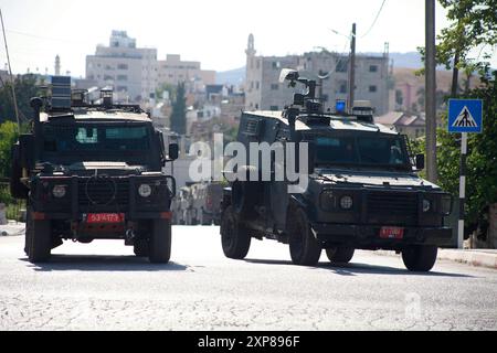 Le forze dell'esercito israeliano circondano e razziano la casa di Ammar Odeh a Salfit, nella parte settentrionale della Cisgiordania, le forze dell'esercito israeliano circondano e razziano la casa di Ammar Odeh a Salfit, nella parte settentrionale della Cisgiordania, il 4 agosto 2024. L'autore dell'attacco nell'area di Holon vicino a Tel Aviv. Foto di Mohammed Nasser apaimages Salfit Cisgiordania territorio palestinese 040824 Salfit MN 001 Copyright: XapaimagesxMohammedxNasserxxapaimagesx Foto Stock