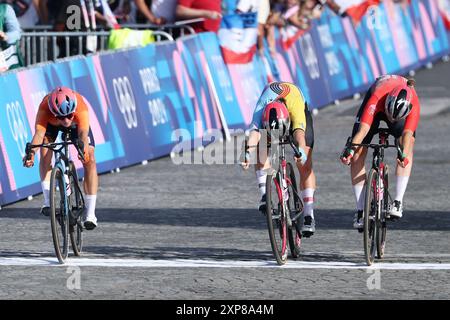 Parigi, Francia. 4 agosto 2024. Olimpiadi, Parigi 2024, ciclismo, corsa su strada, donne, Marianne Vos (l-r) olandese taglia il traguardo al secondo posto davanti a lotte Kopecky belga e Blanka Vas ungherese. Crediti: Jan Woitas/dpa/Alamy Live News Foto Stock