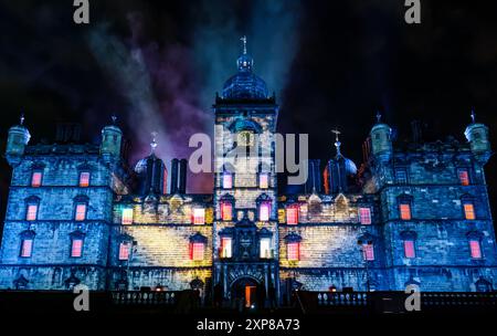 Evento di apertura del Festival Internazionale di Edimburgo con illuminazione e anmazione al George Heriots, Scozia, Regno Unito Foto Stock