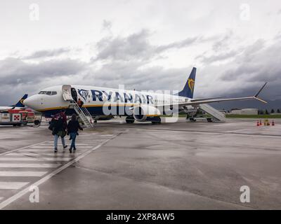 MILANO-BERGAMO, ITALIA - 1 APRILE 2024: Boeing 737 MAX 8-200 di Ryanair Aircraft in pista Foto Stock