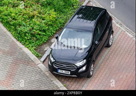 OSTRAVA, REPUBBLICA CECA - 8 MAGGIO 2023: Ford Kuga 2a generazione C520 in vista dall'alto parcheggiata sulla strada Foto Stock