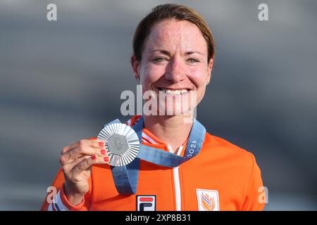 Parigi, Francia. 4 agosto 2024. Olimpiadi, Parigi 2024, ciclismo, corsa su strada, donne, Marianne Vos dai Paesi Bassi mostra la sua medaglia d'argento. Crediti: Jan Woitas/dpa/Alamy Live News Foto Stock