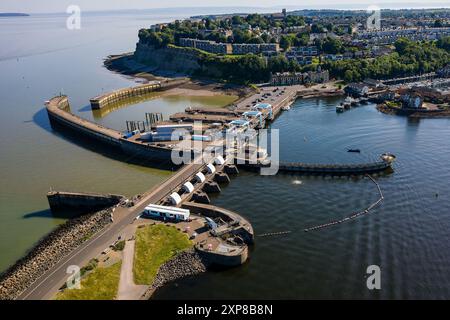 Vista aerea della laguna della baia di Cardiff, della sbarramento e del canale di Bristol vicino al villaggio di Penarth Foto Stock