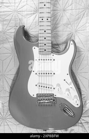 Corpo di una chitarra Stratocaster con una tavola scacchiera in acero. In bianco e nero. Foto Stock