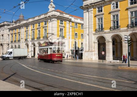 Tour in tram delle colline Tour storici in tram rosso per i turisti provenienti dal centro storico di Lisbona in Portogallo Foto Stock