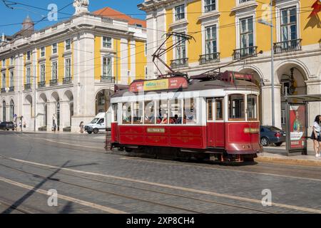 Tour in tram delle colline Tour storici in tram rosso per i turisti provenienti dal centro storico di Lisbona in Portogallo Foto Stock