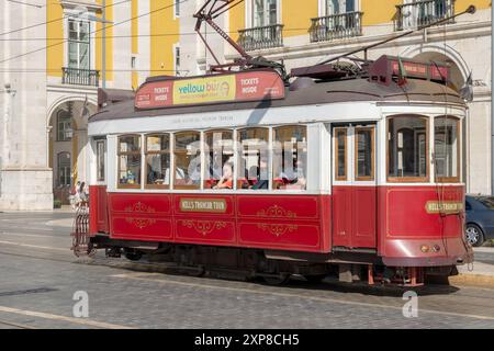 Tour in tram delle colline Tour storici in tram rosso per i turisti provenienti dal centro storico di Lisbona in Portogallo Foto Stock