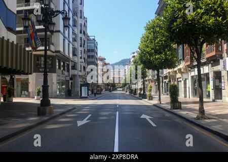 Oviedo, Spagna, 4 agosto 2024: Via Uría durante la vita quotidiana a Oviedo, il 4 agosto 2024, a Oviedo, Spagna. Crediti: Alberto Brevers / Alamy Live News. Foto Stock