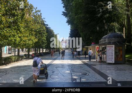 Oviedo, Spagna, 4 agosto 2024: Vista principale del Paseo de los Álamos durante la vita quotidiana a Oviedo, il 4 agosto 2024, a Oviedo, Spagna. Crediti: Alberto Brevers / Alamy Live News. Foto Stock