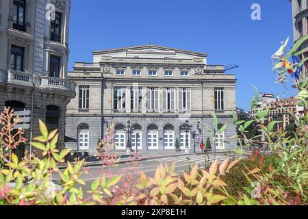 Oviedo, Spagna, 4 agosto 2024: La facciata principale del Teatro Campoamor durante la vita quotidiana a Oviedo, il 4 agosto 2024, a Oviedo, Spagna. Crediti: Alberto Brevers / Alamy Live News. Foto Stock