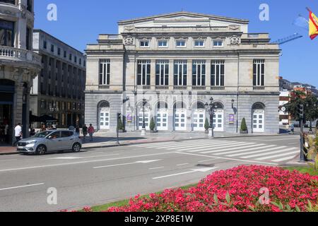 Oviedo, Spagna, 4 agosto 2024: La facciata principale del Teatro Campoamor durante la vita quotidiana a Oviedo, il 4 agosto 2024, a Oviedo, Spagna. Crediti: Alberto Brevers / Alamy Live News. Foto Stock