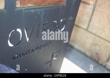 Oviedo, Spagna, 4 agosto 2024: Lettere di Oviedo su un banco durante la vita quotidiana a Oviedo, il 4 agosto 2024, a Oviedo, Spagna. Crediti: Alberto Brevers / Alamy Live News. Foto Stock