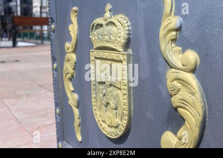 Oviedo, Spagna, 4 agosto 2024: Lo stemma di Oviedo su una pentola durante la vita quotidiana a Oviedo, il 4 agosto 2024, a Oviedo, Spagna. Crediti: Alberto Brevers / Alamy Live News. Foto Stock