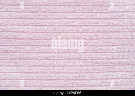 Primo piano di un asciugamano rosa morbido e soffice. Hotel, spa, bagno confortevole. Tenero colore rosa. Foto Stock