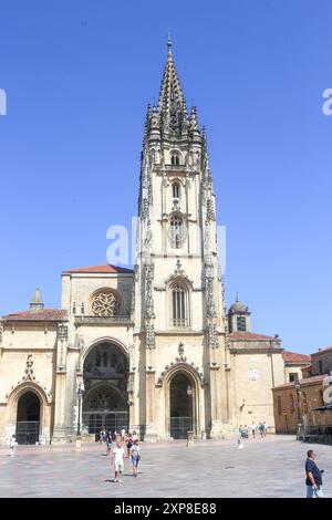 Oviedo, Spagna, 4 agosto 2024: La facciata principale della Cattedrale di San Salvador durante la vita quotidiana a Oviedo, il 4 agosto 2024, a Oviedo, Spagna. Crediti: Alberto Brevers / Alamy Live News. Foto Stock