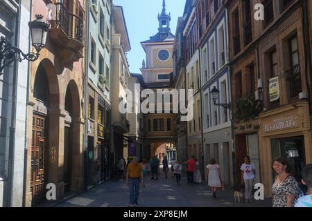 Oviedo, Spagna, 4 agosto 2024: Persone che passeggiano per le strade di Oviedo durante la vita quotidiana a Oviedo, il 4 agosto 2024, a Oviedo, Spagna. Crediti: Alberto Brevers / Alamy Live News. Foto Stock