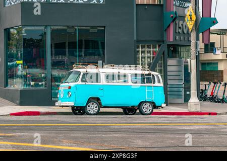 Venice, CALIFORNIA, USA-24 maggio 2024-Vintage 1960s blu-verde VW kombi camper o microbus parcheggiati sulla strada. Foto Stock