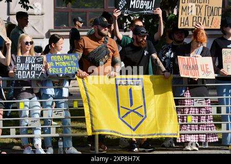 Kiev, Ucraina. 4 agosto 2024. Un attivista tiene uno striscione durante la manifestazione che sollecita il ritorno dei soldati ucraini della guarnigione di Mariupol dalla prigionia russa il 4 agosto 2024 a Kiev, Ucraina. Credito: SOPA Images Limited/Alamy Live News Foto Stock