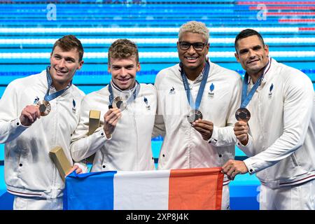 Parigi, Francia. 4 agosto 2024. Gli atleti del team France mostrano la medaglia di bronzo dopo aver gareggiato nella finale di nuoto 4x100 m Medley Relay Men durante i Giochi Olimpici di Parigi 2024 alla la Defense Arena di Parigi (Francia), 4 agosto 2024. Crediti: Insidefoto di andrea staccioli/Alamy Live News Foto Stock