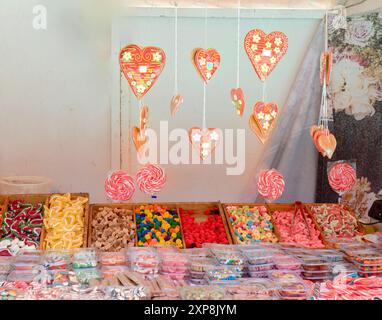 Licitar Hearts souvenir di pasticceria decorativa venduti all'esterno durante la fiera del mercato Foto Stock