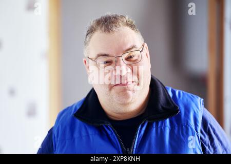 L'uomo sfacciato e sfacciato dei suoi 40 anni sopprime il sorriso. Foto Stock