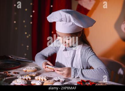 A una ragazza piacciono i biscotti di Natale. Buon Natale e buone vacanze. Foto Stock