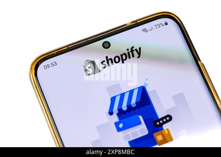 Londra. REGNO UNITO- 07.28.2024. La home page della multinazionale canadese di e-commerce app Shopify, sullo schermo di uno smartphone, isolato in bianco. Foto Stock