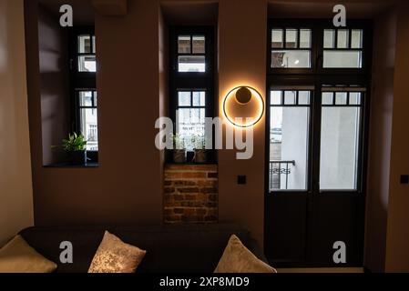 Gli interni eleganti e accoglienti di un moderno soggiorno presentano un elegante divano e un elegante tavolino da caffè. Interno di un moderno soggiorno con divano e caffè Foto Stock