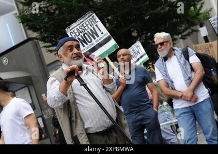 Birmingham, Inghilterra. 4 agosto 2024. Muhammad Suleman della locale comunità kashmiri, parlando al ÕStop la manifestazione di far RightÕ organizzata in risposta alla mobilitazione nazionale di estrema destra che ha colpito violentemente le comunità musulmane, i loro luoghi di culto, i richiedenti asilo nelle loro strutture alberghiere temporanee in attesa dell'esito dei loro casi. ts per la loro morte. La manifestazione ÕStop The far RightÕ ha preso plac Credit: Kevin Hayes/Alamy Live News Foto Stock